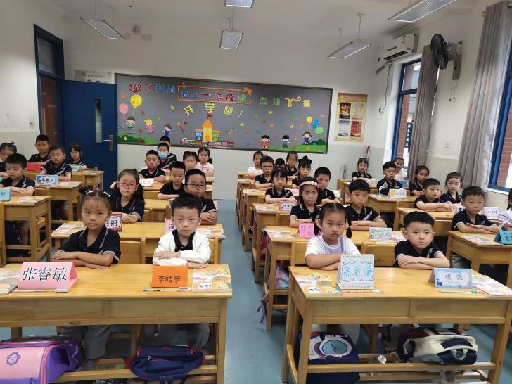 “我上学啦”一（2）班班级新闻稿_html_64c25efc.jpg