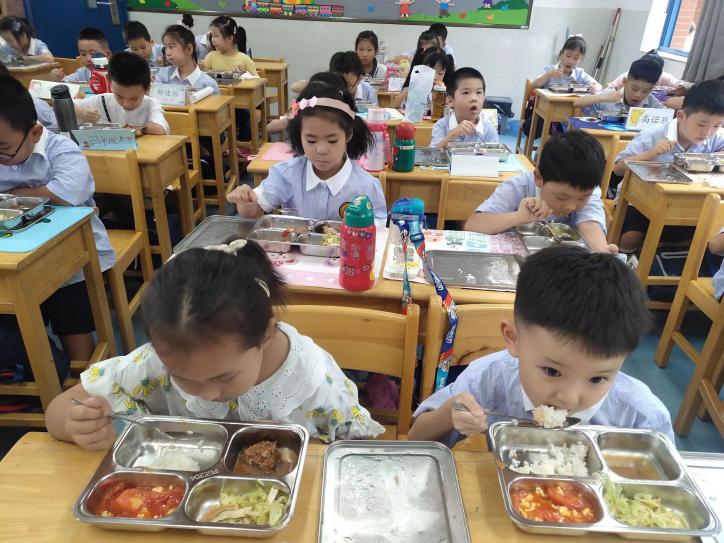 “我上学啦”一（2）班班级新闻稿_html_59934a2a.jpg