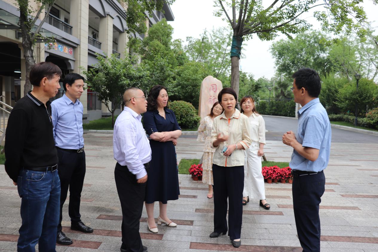 栖霞区卢静区长调研附小教育集团-改_html_737e4b08.jpg