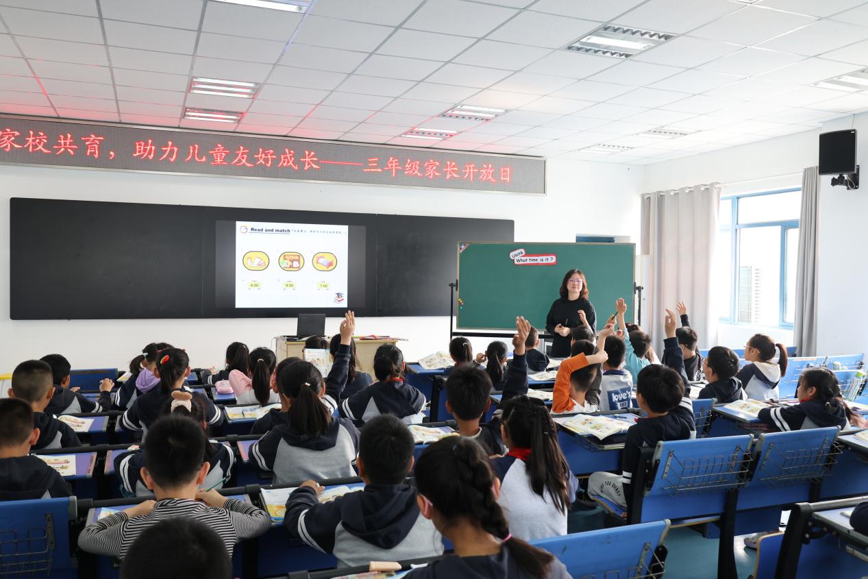 新闻稿家长开放日_html_5c449243.jpg