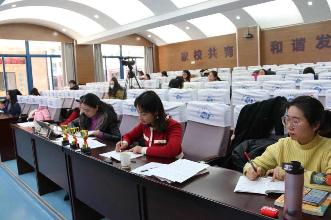 20210111六年级期末复习专题研讨活动在我校成功举行_html_m3b189369.jpg