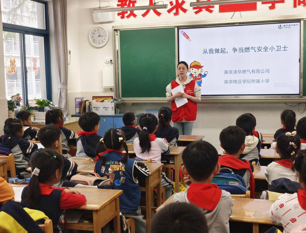 小手拉大手，防患未“燃”——晓院附小二（2）班开展“燃气安全宣传”活动_html_55056b8a.jpg