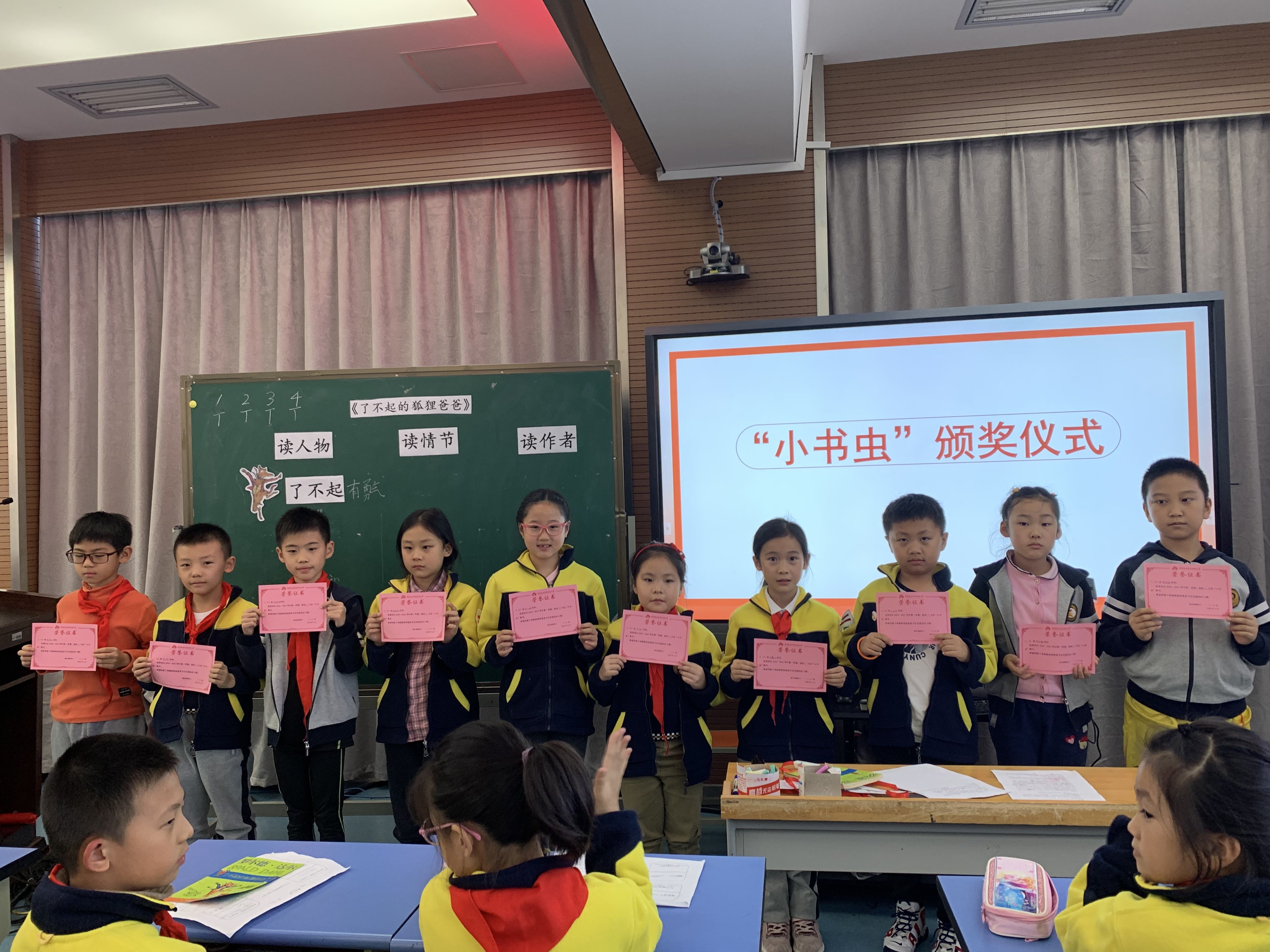 三（2）班10月新闻稿_html_191d3a31.jpg