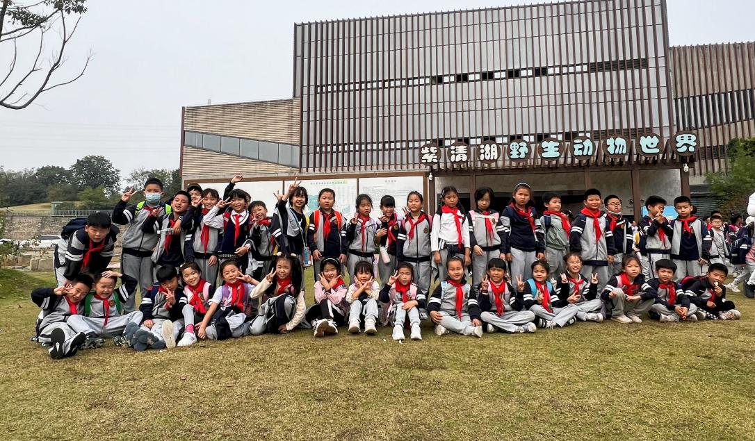 二（2）班秋游新闻稿_html_m74c494c5.jpg