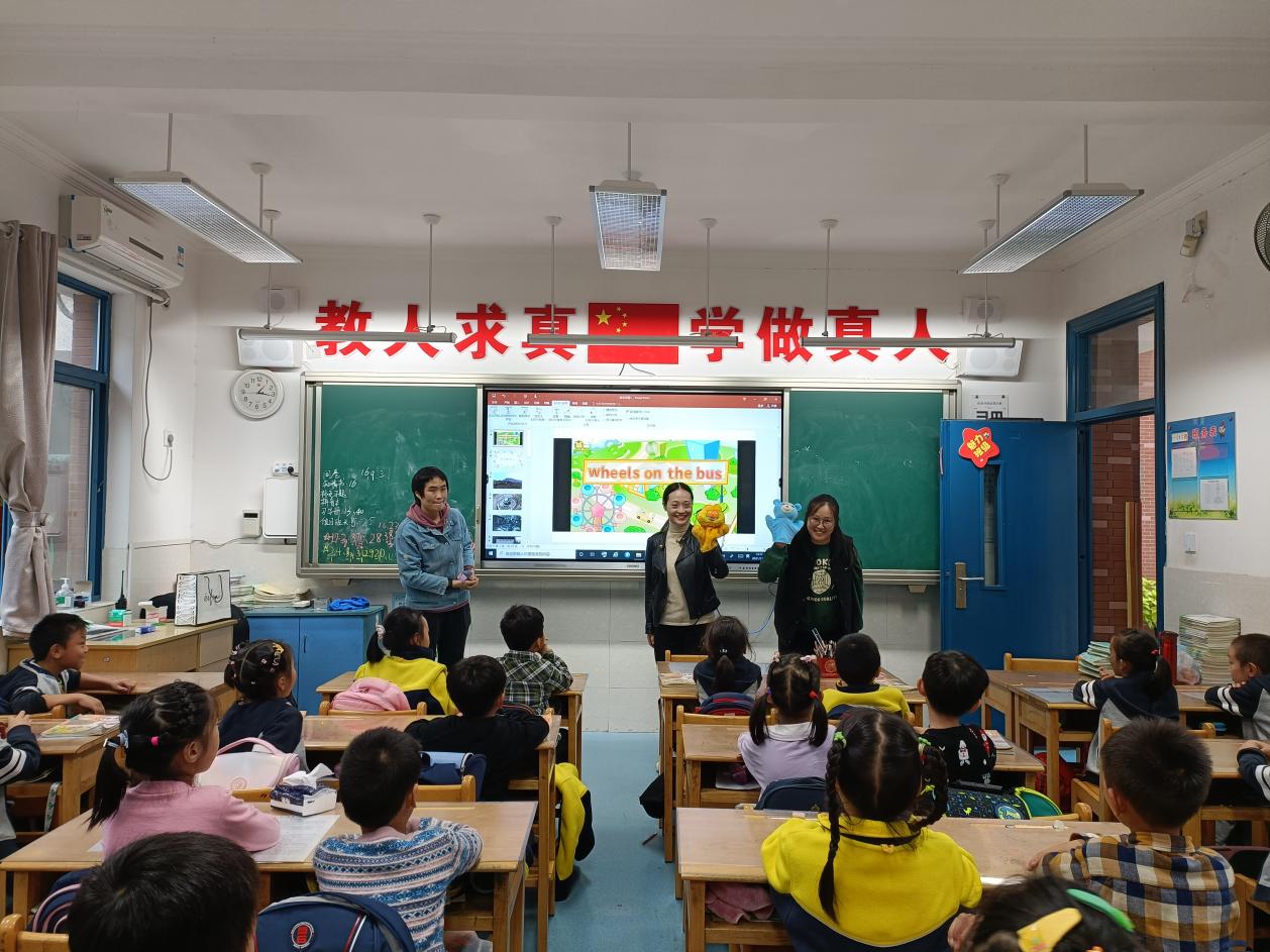 11月新闻一1班魅力家长进课堂之秋到紫金山_html_m7a445820.jpg