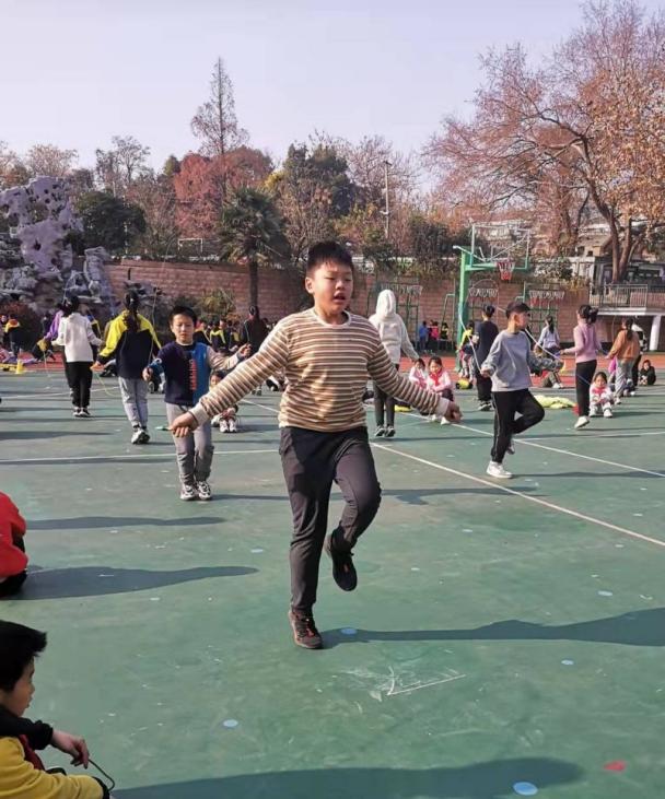 体育节-六（3）班_html_2baa86d4.jpg