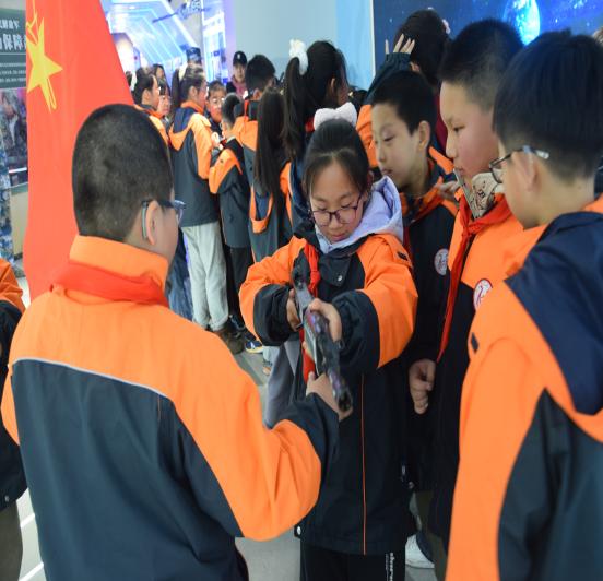 童心系国防 共筑强国梦_html_m4036d42e.jpg