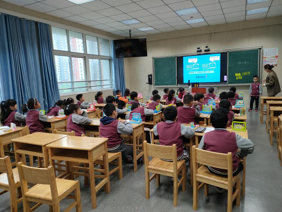 计算教学展风采 师生共学促成长_html_m7dea442d.jpg