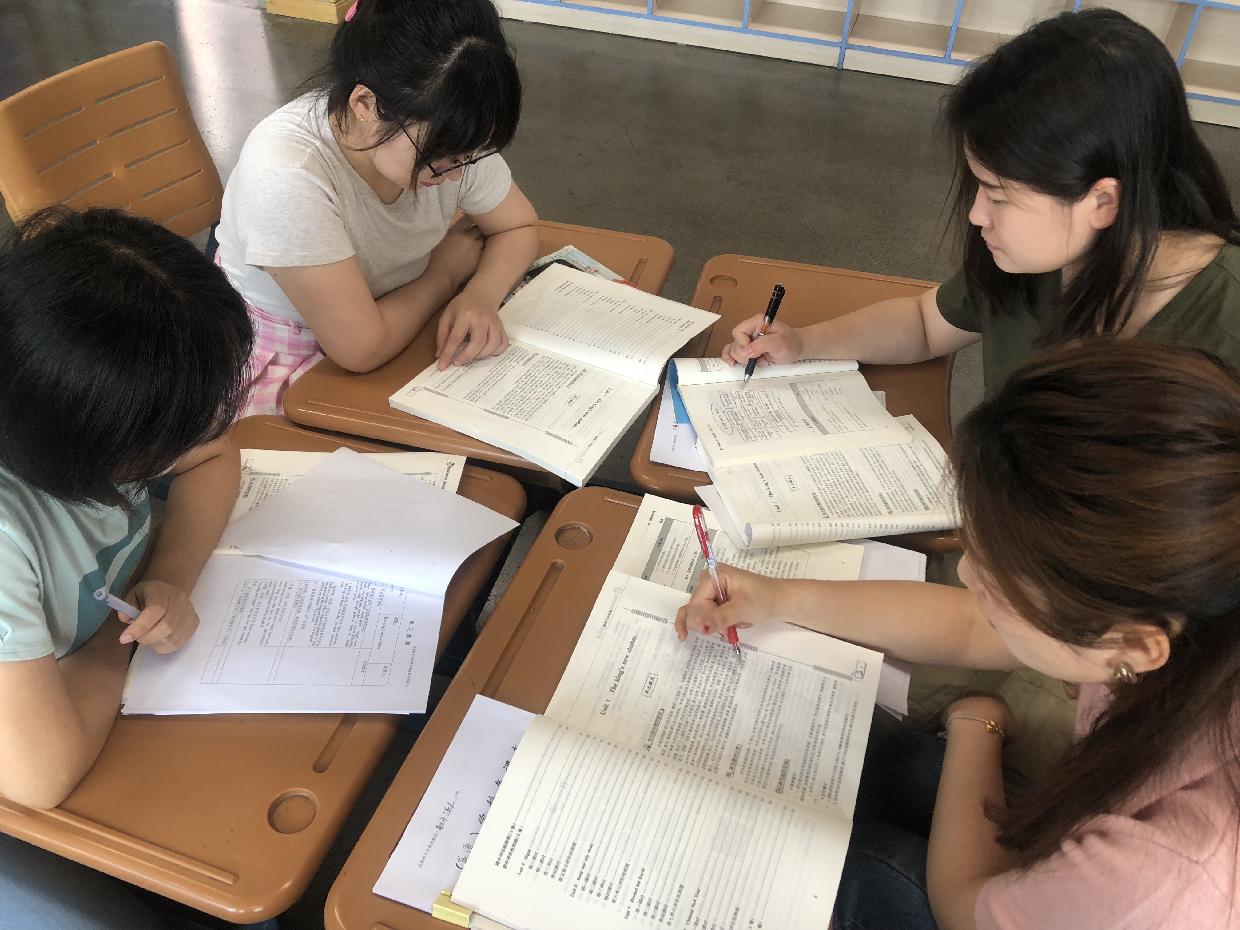 开学英语教研会报道_html_m18f16d4c.jpg
