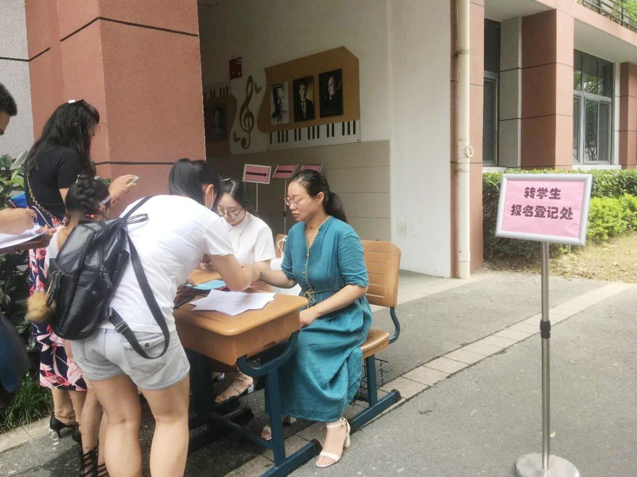 开学报道_html_282fd154.jpg