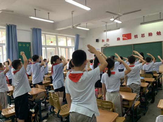 习仪式之礼，做文明少年_html_m2c25cde3.jpg