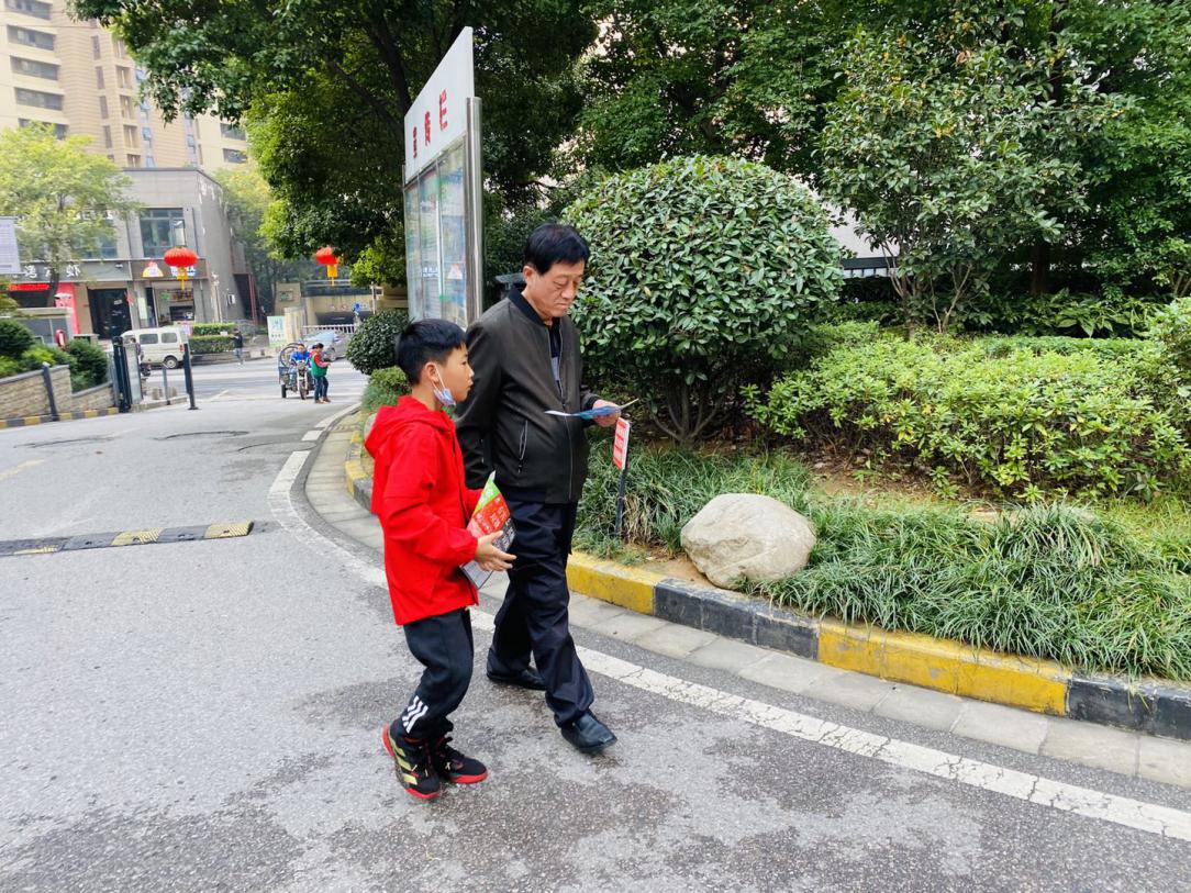 三（2）小分队“垃圾分类 青春助力 进社区“实践活动(1)_html_m29e2c104.jpg