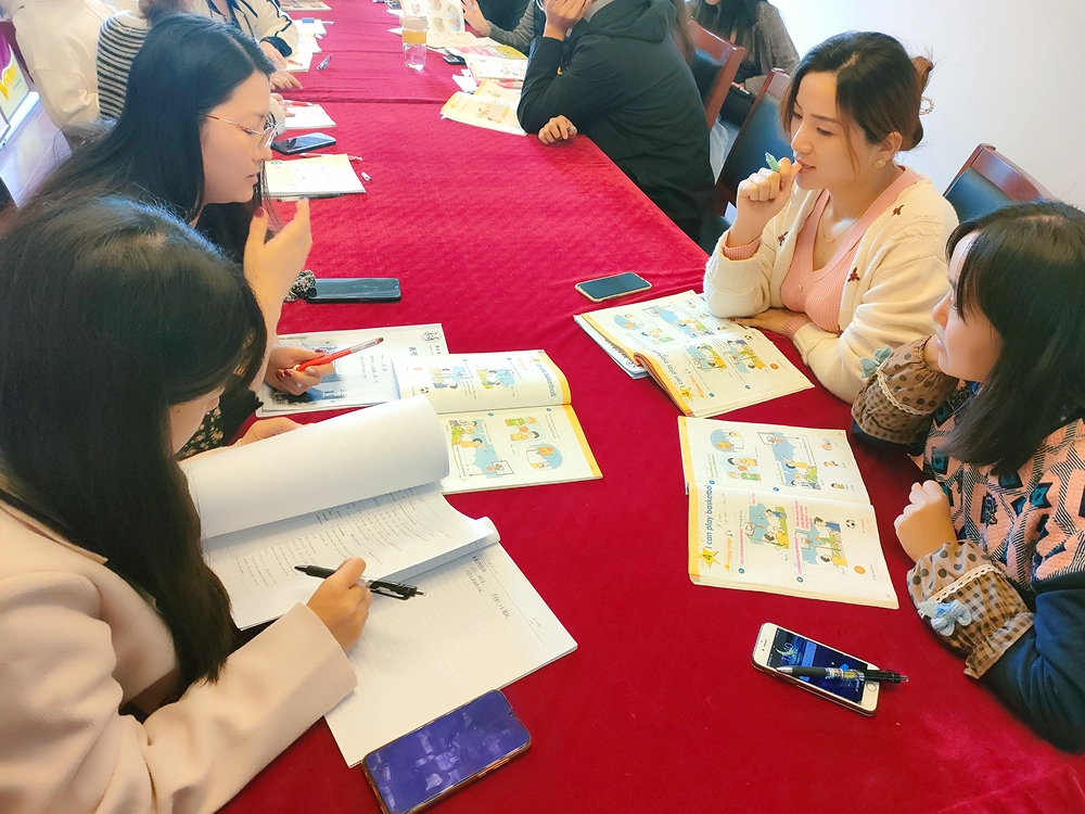 10月28日英语组集体备课报道_html_m3f914c0d.jpg