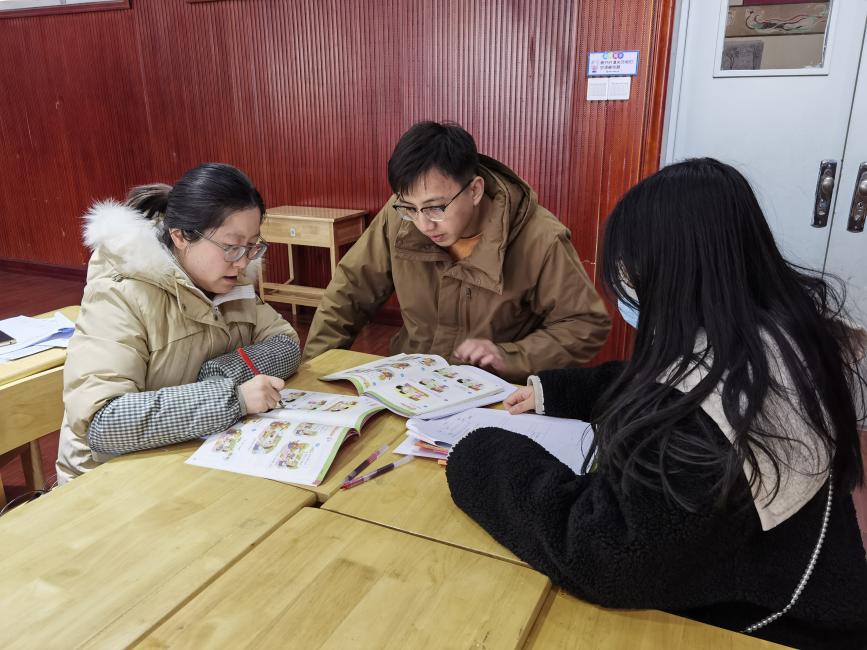 “巧”用主题，“备”加精彩 —丁小英语组第七次集体备课侧记_html_584761cb.jpg