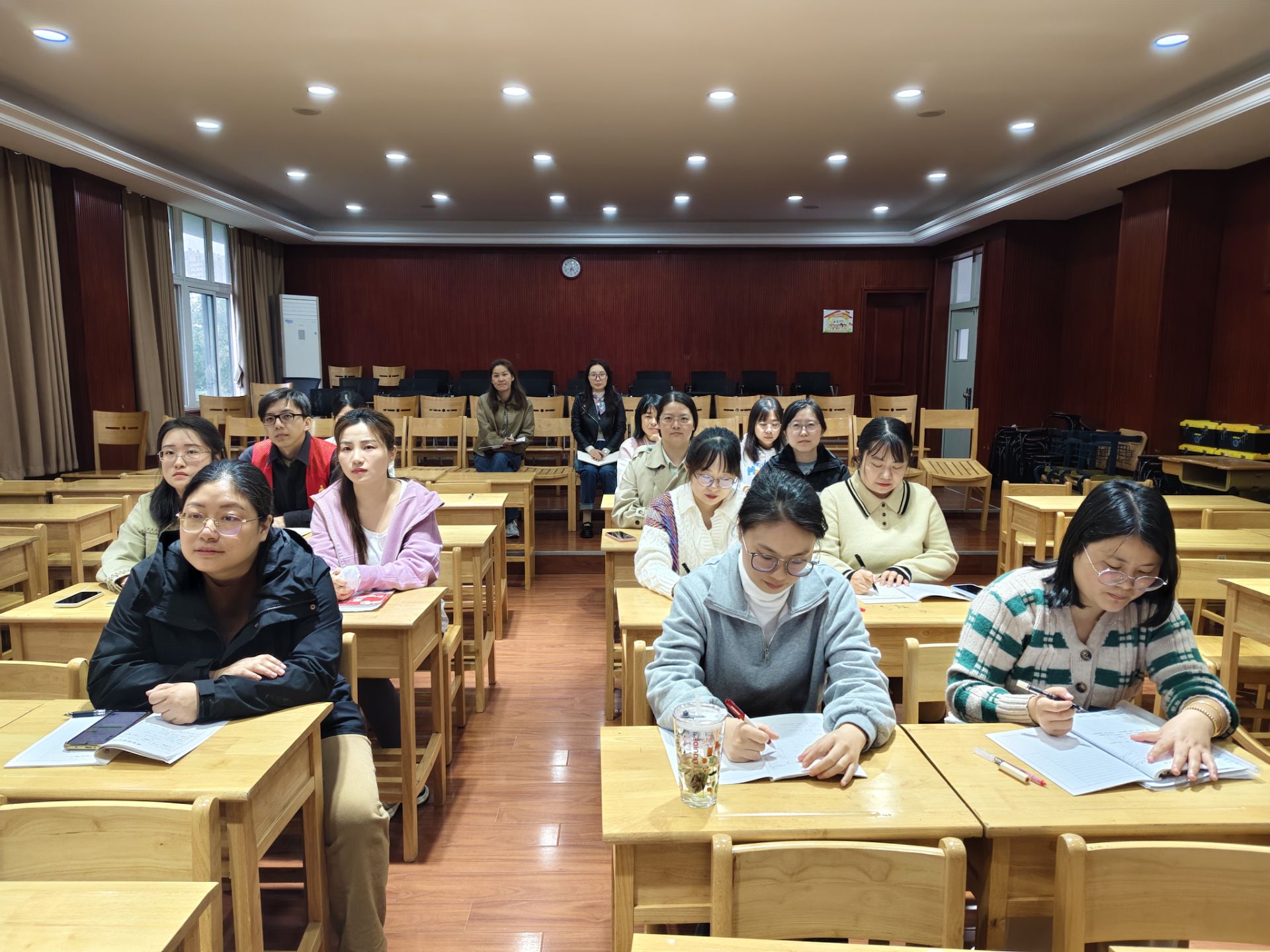 “和声荟”系列活动三之英语基于主题意义探究的小学英语阅读教学研究分享_html_m767db767.jpg