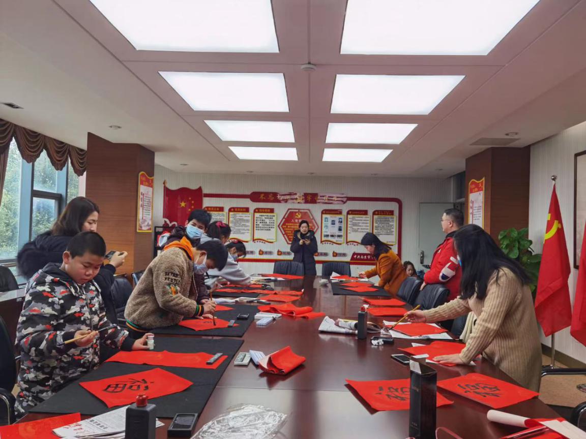 【丁香汉声】笔墨飘香冬日暖 师生共写迎新春_html_m7406b545.jpg
