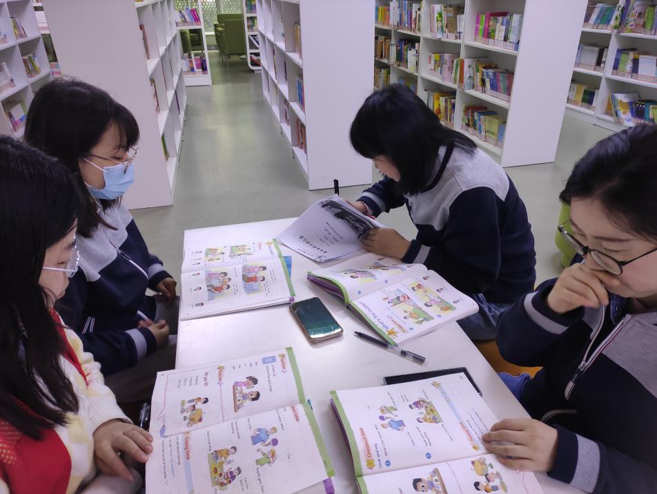 英语组集体备课报道_html_3eb061ea.jpg