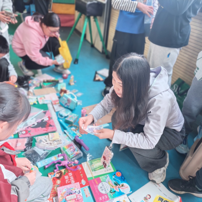 【书院紫金】“传递爱心，分享快乐”！紫金小学爱心义卖温暖校园