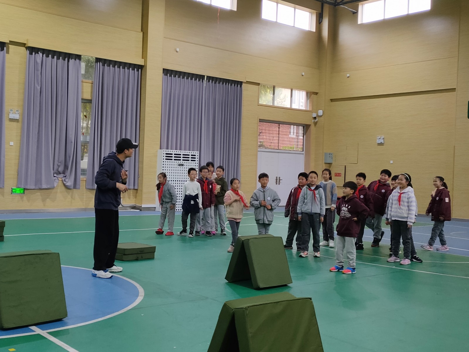 【书院紫金】巧设情境，让体育课堂涌现生命灵性 ——记紫金小学“知新课堂”系列活动