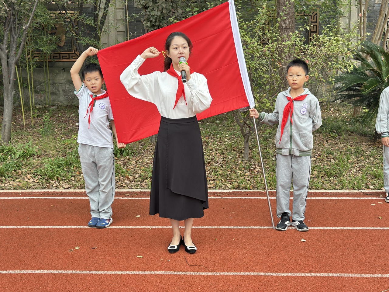 【书院紫金】争做新时代好队员——记紫金小学二年级入队仪式_html_m1c96dfa8.jpg