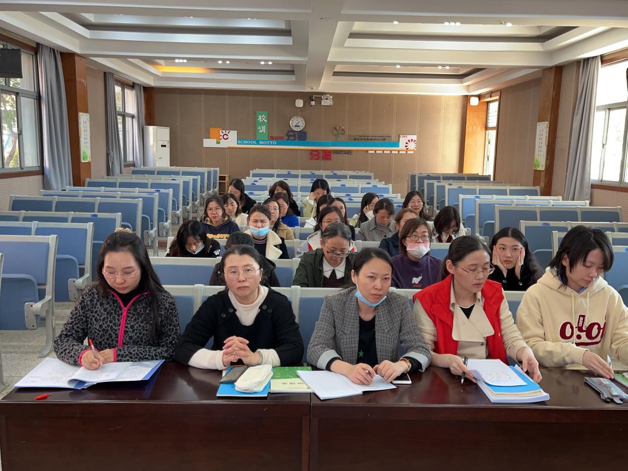 10.9语文课程标准案例式解读教研会_html_m75be9aa1.jpg