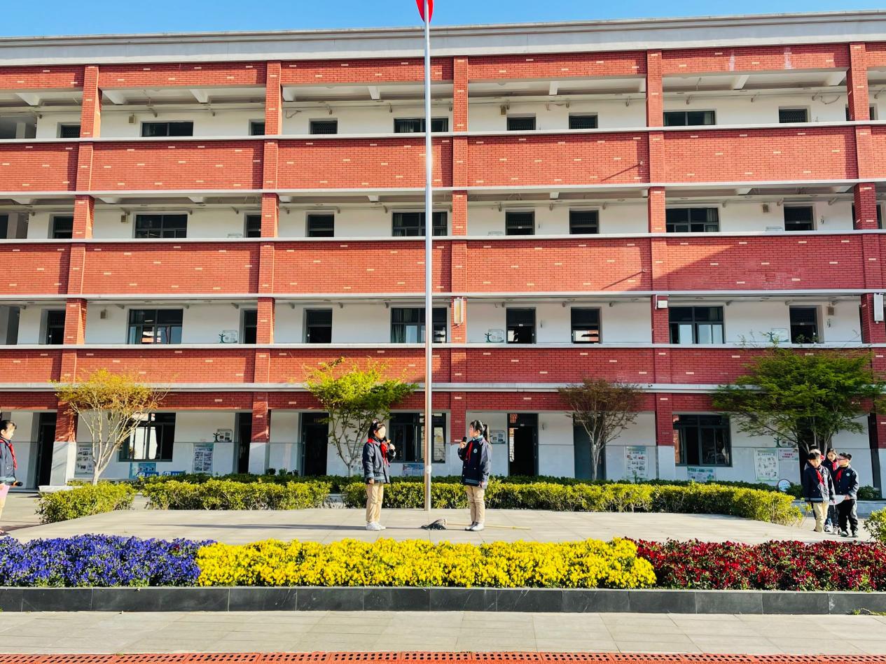四1升旗仪式报道下_html_5e1da91a.jpg
