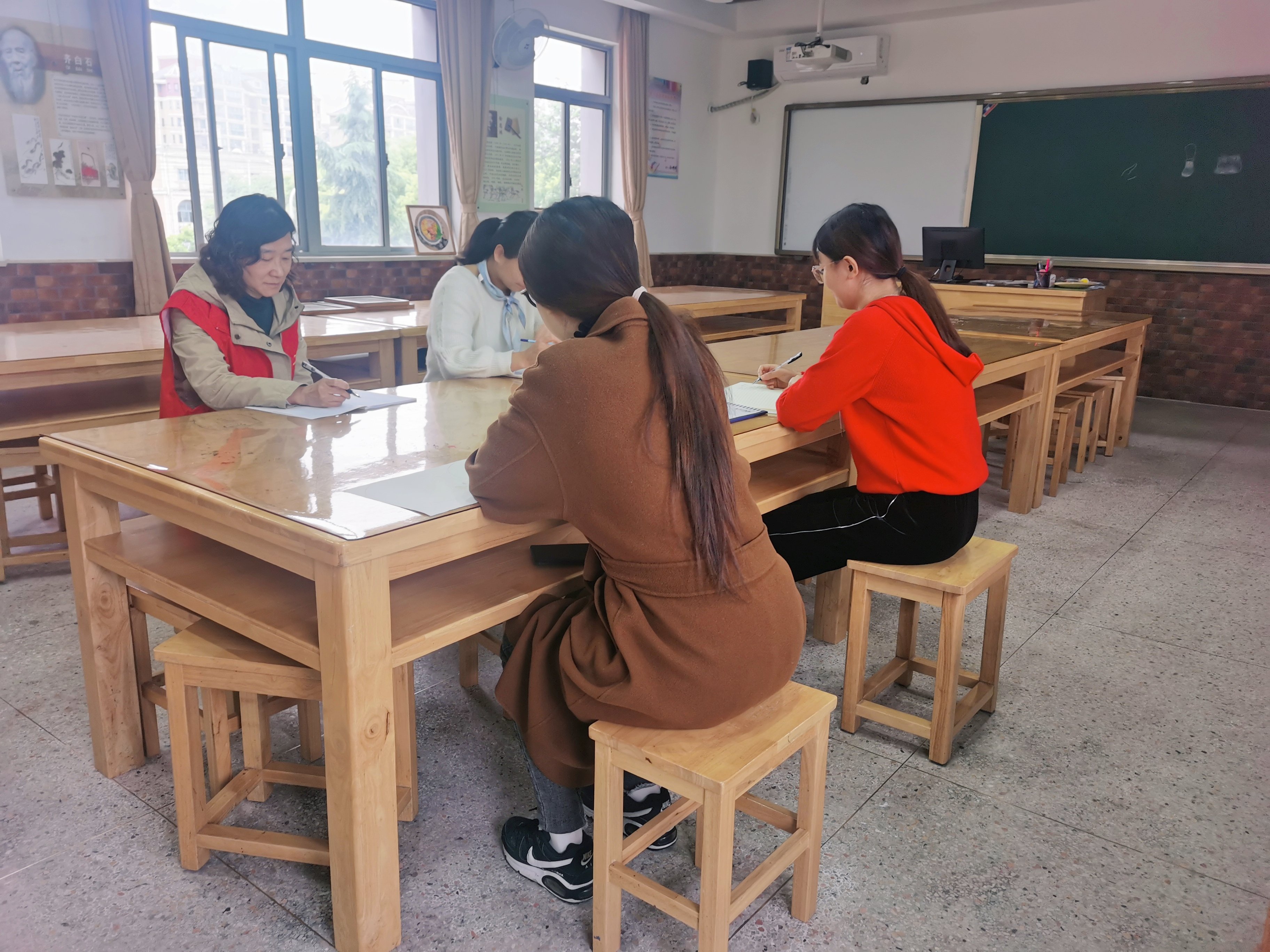 美术教研组报道4.22_html_mf755b80.jpg