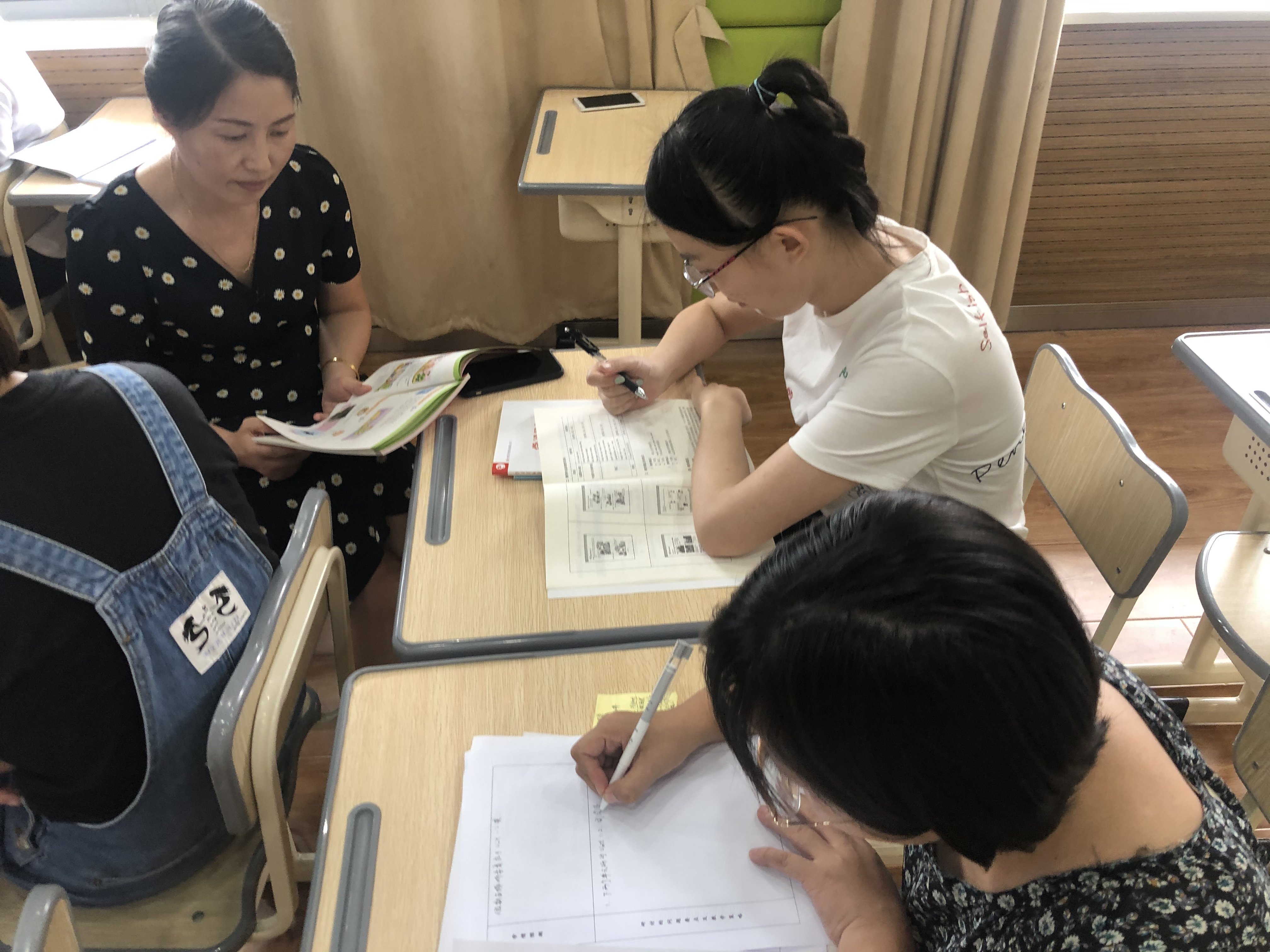2020.8.29英语组集体备课报道_html_m5caddbdb.jpg