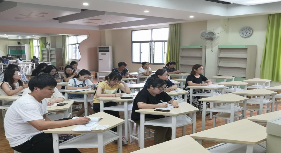 8.29迈小综合学科新学期工作动员会报道_html_7bb2a9fc.jpg