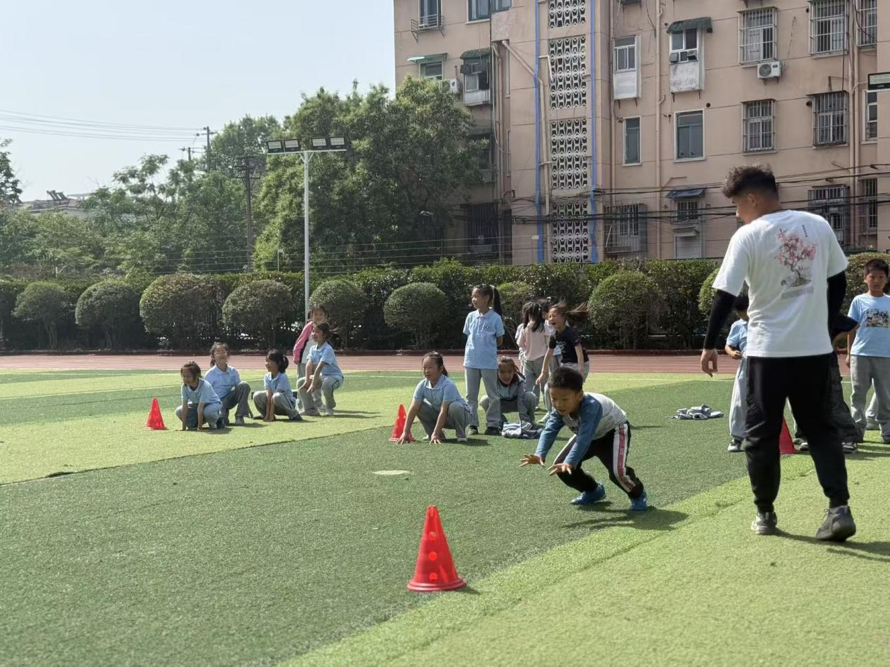 【尚美迈小·学科研究】“跳跃促成长,游戏乐童心”——迈皋桥中心小学体育组校本教研活动(六)(1)_html_5dfe3885.jpg