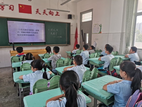 文明礼仪报道_html_m121bcfc9.jpg