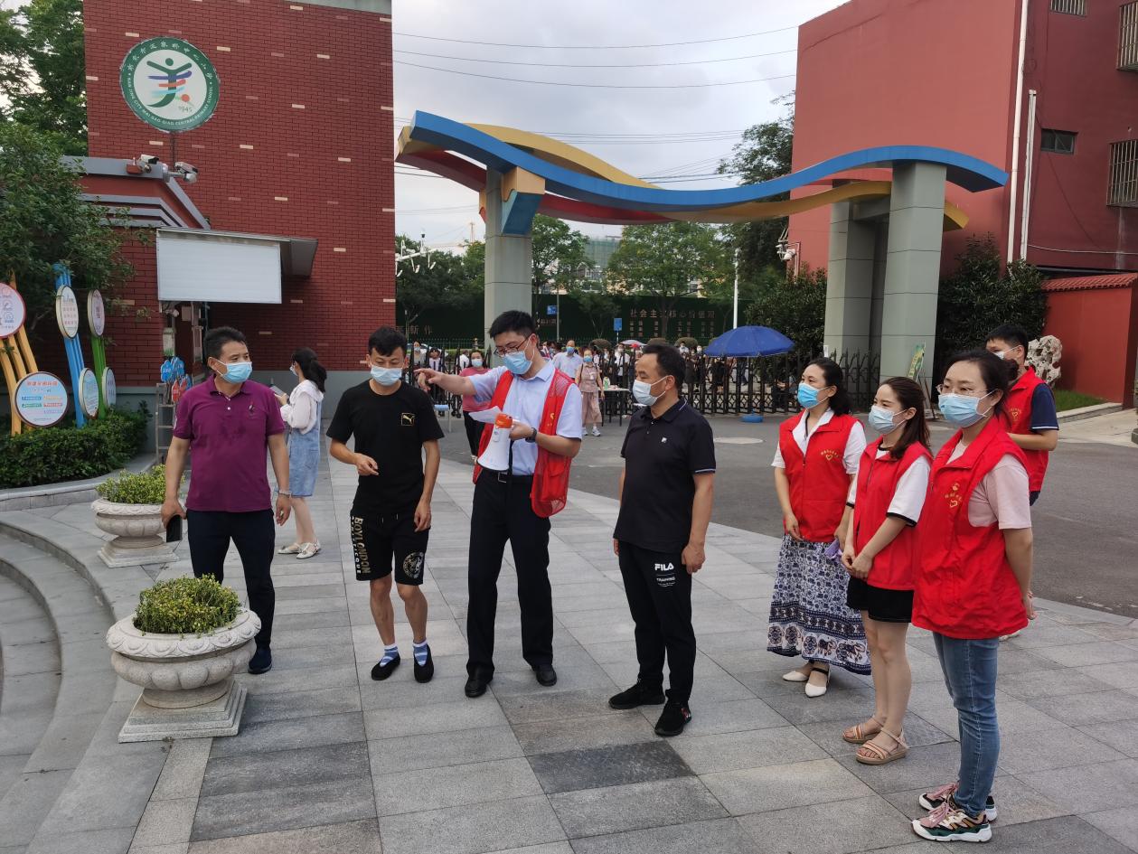 党员志愿者报道(3)_html_695bc8b1.jpg