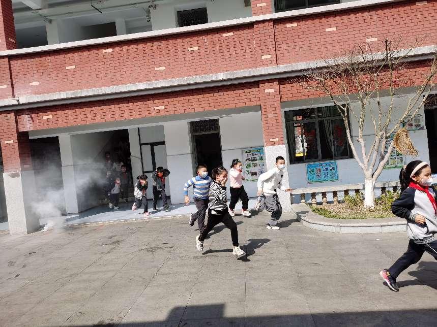 22.03.11火速行动 防范未然——迈皋桥中心小学开展消防应急疏散演练活动_html_614a2af1.jpg
