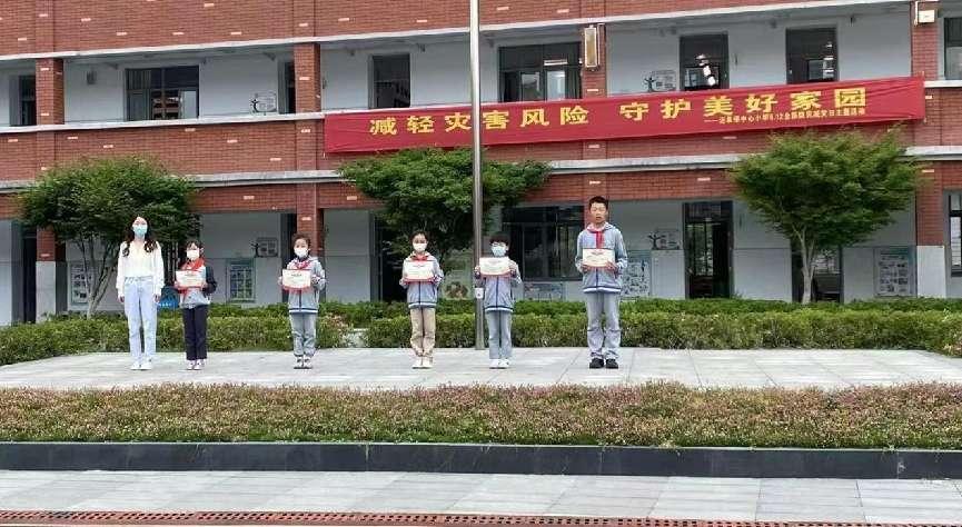 22.05.10防震减灾演练报道_html_m170a79f4.jpg