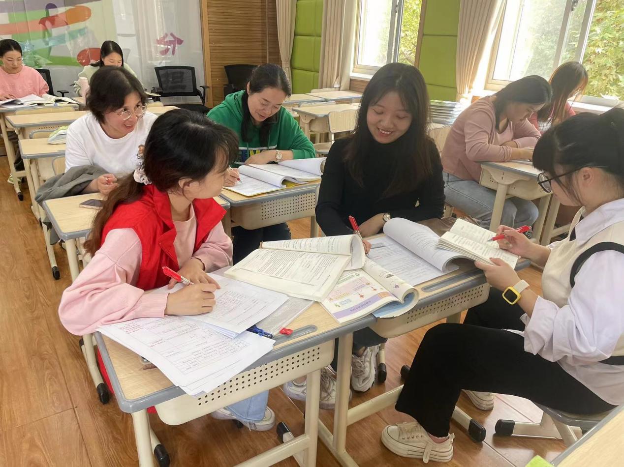 10.26【尚美迈小·学科研究】凝聚智慧 共研共学_html_ma001a4e.jpg