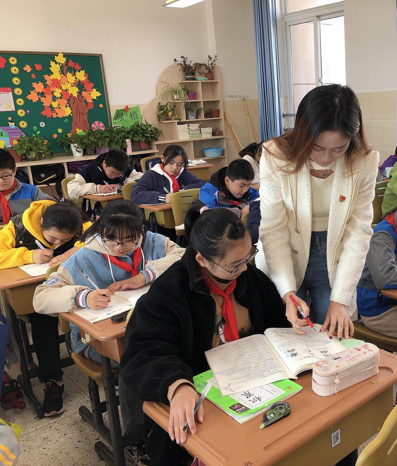 课后服务抓落实 党员教师在行动(一)_html_m4fa0021c.jpg