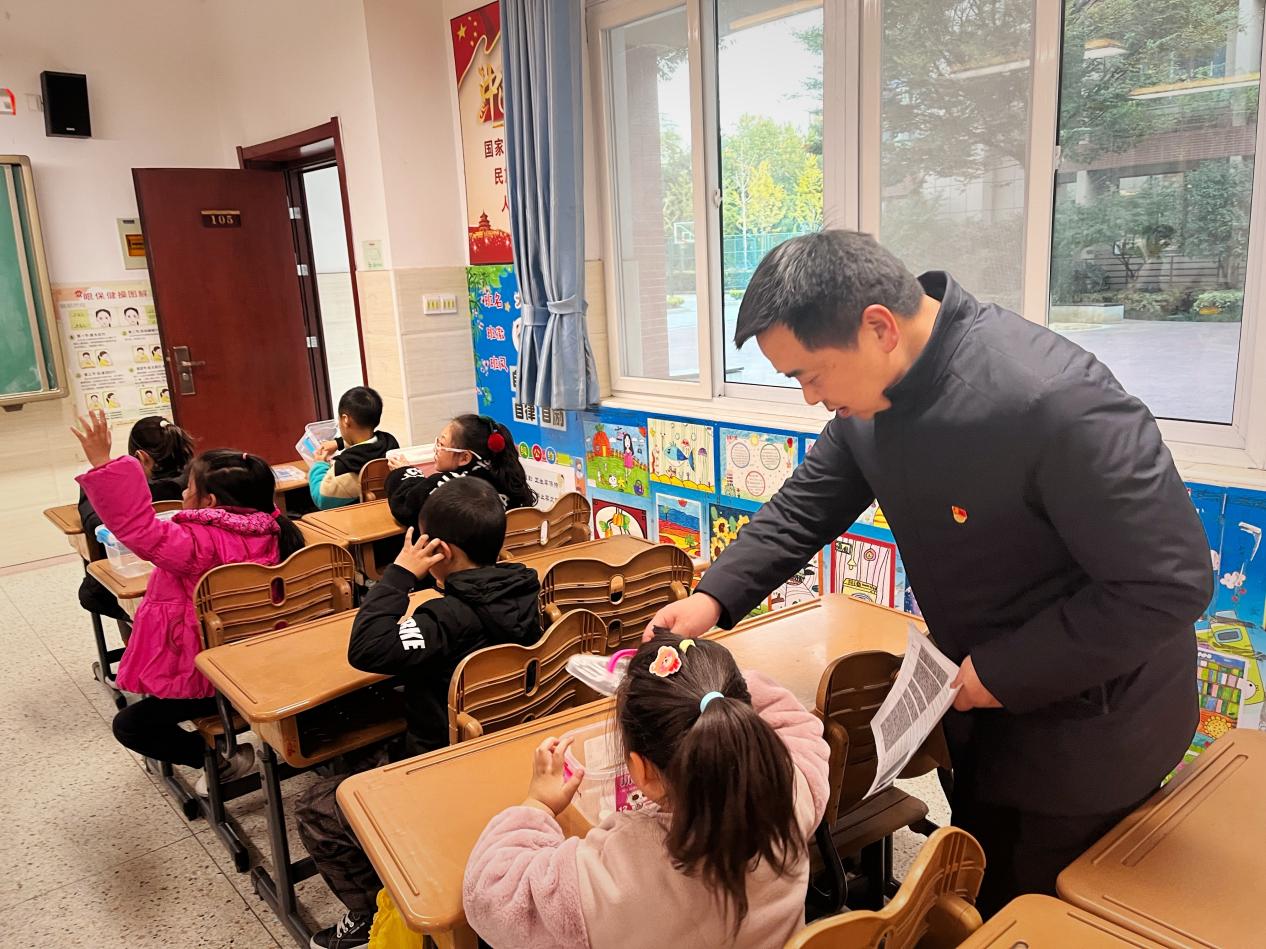 课后服务抓落实 党员教师在行动(一)_html_5ea36760.jpg