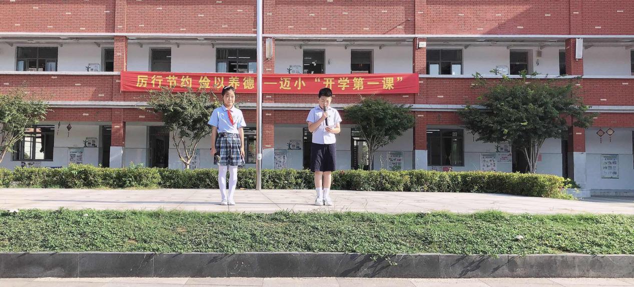 升旗仪式报道_html_m530a1a13.jpg