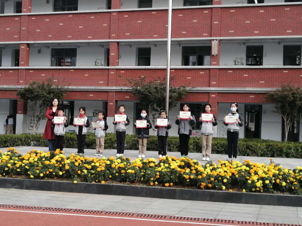 垃圾分类  从我做起11.2升旗仪式报道_html_m4501bd35.jpg