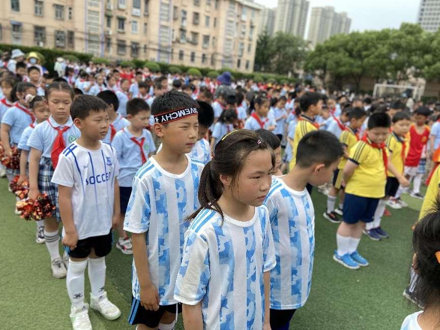 优秀尚美娃,放飞足球梦--2022年迈皋桥中心小学第七届“校长杯”班级足球联赛_html_m574686de.jpg