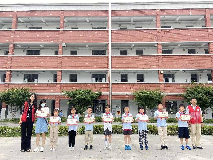 迈小第七届校长杯足球班级联赛颁奖报道_html_76cf103d.jpg