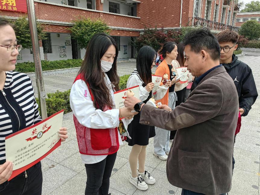 2023.5.22足球班级联赛颁奖报道_html_m37f30bbc.jpg