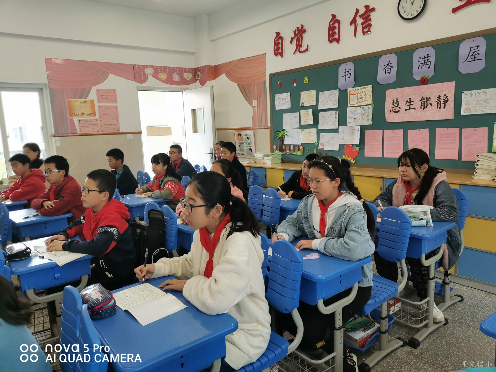 学生听讲1.jpg