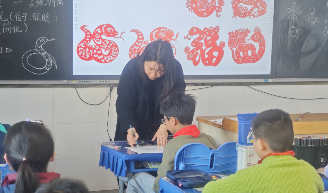 林娟娟老师上课.png