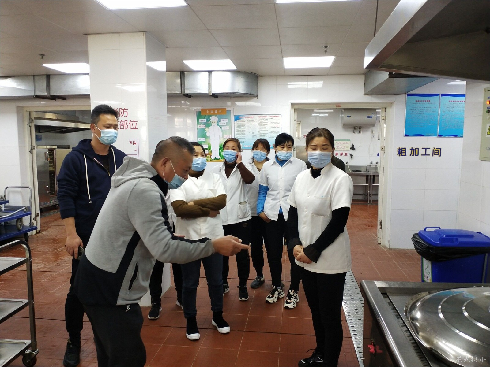 检查食堂卫生.jpg