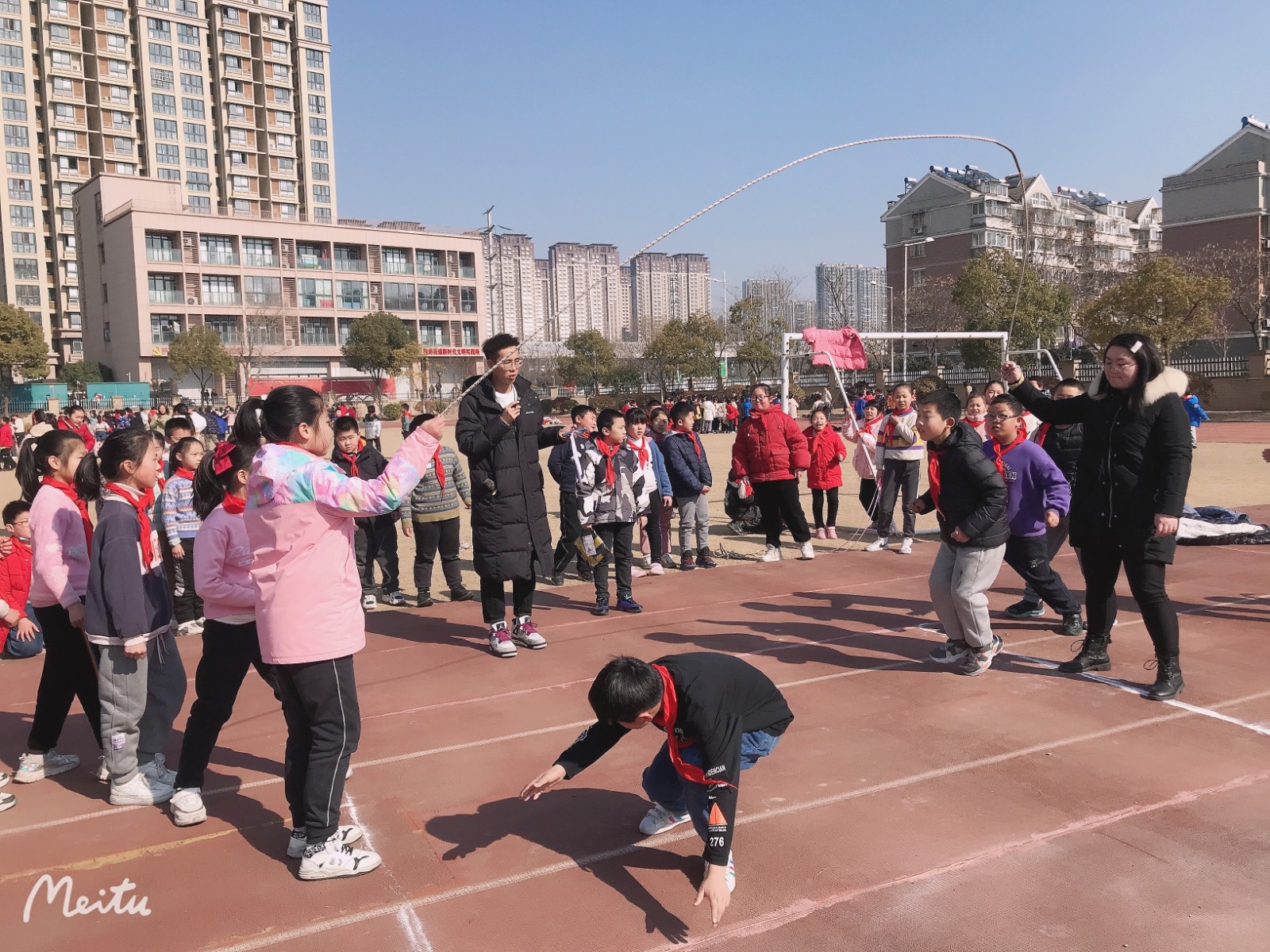 【星光摄小】朝气蓬勃 “绳”采飞扬  ——摄山星城小学天佐路校区学校跳长绳比赛
