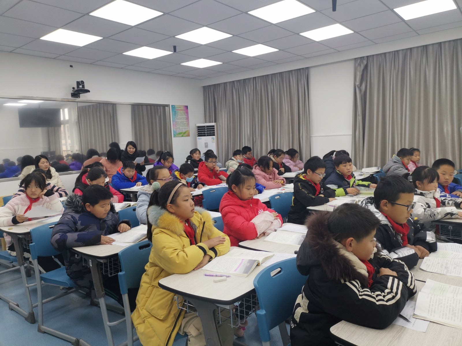 学生认真听课.jpg