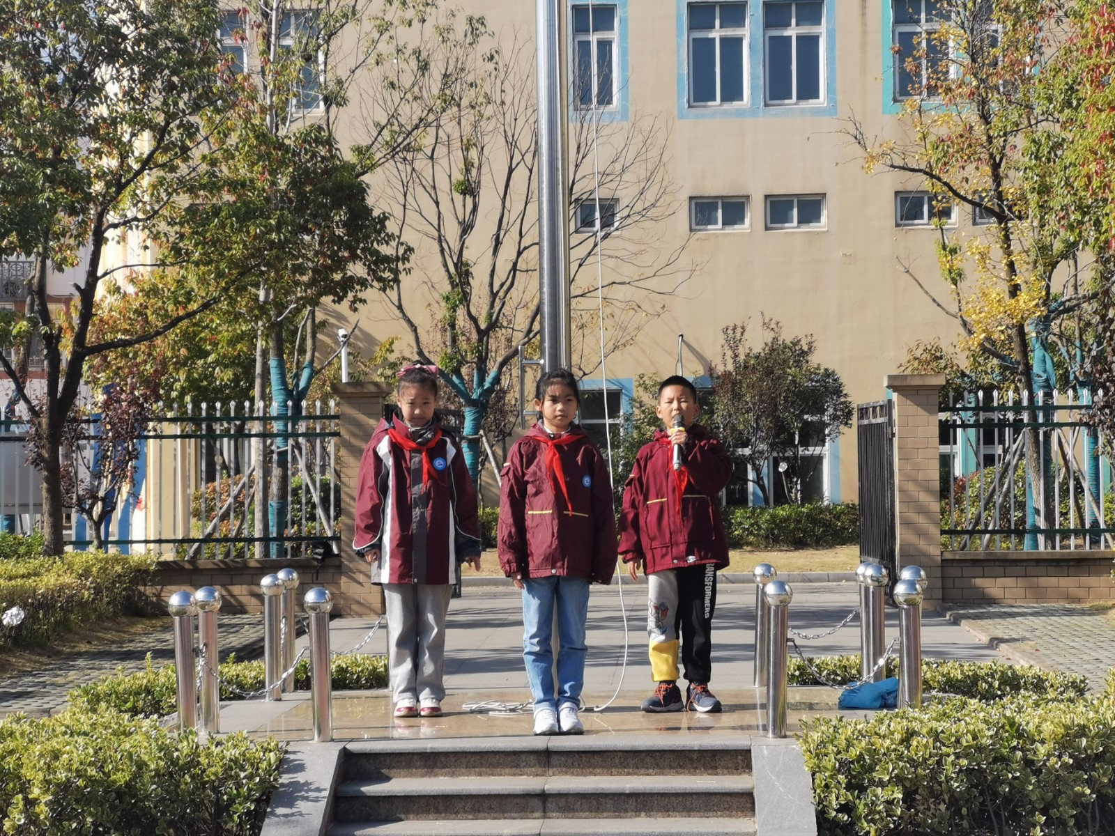 【星光摄小】消防记心中 安全伴一生——摄小天佐路校区第十一周升旗仪式系列报道