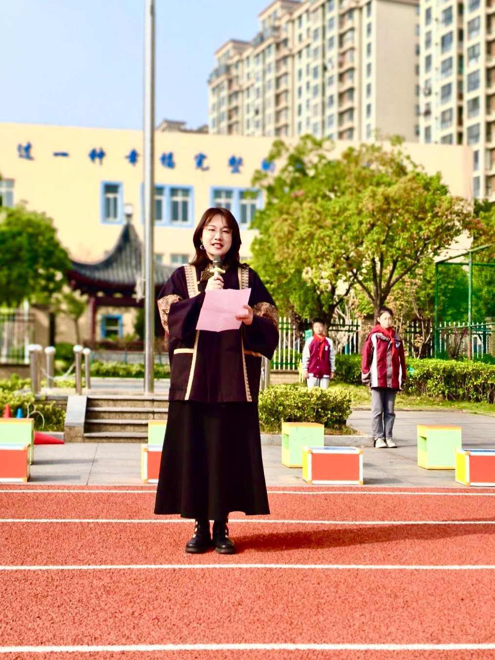 1-2丁老师国旗下讲话.jpg 1-2丁老师国旗下讲话.jpg