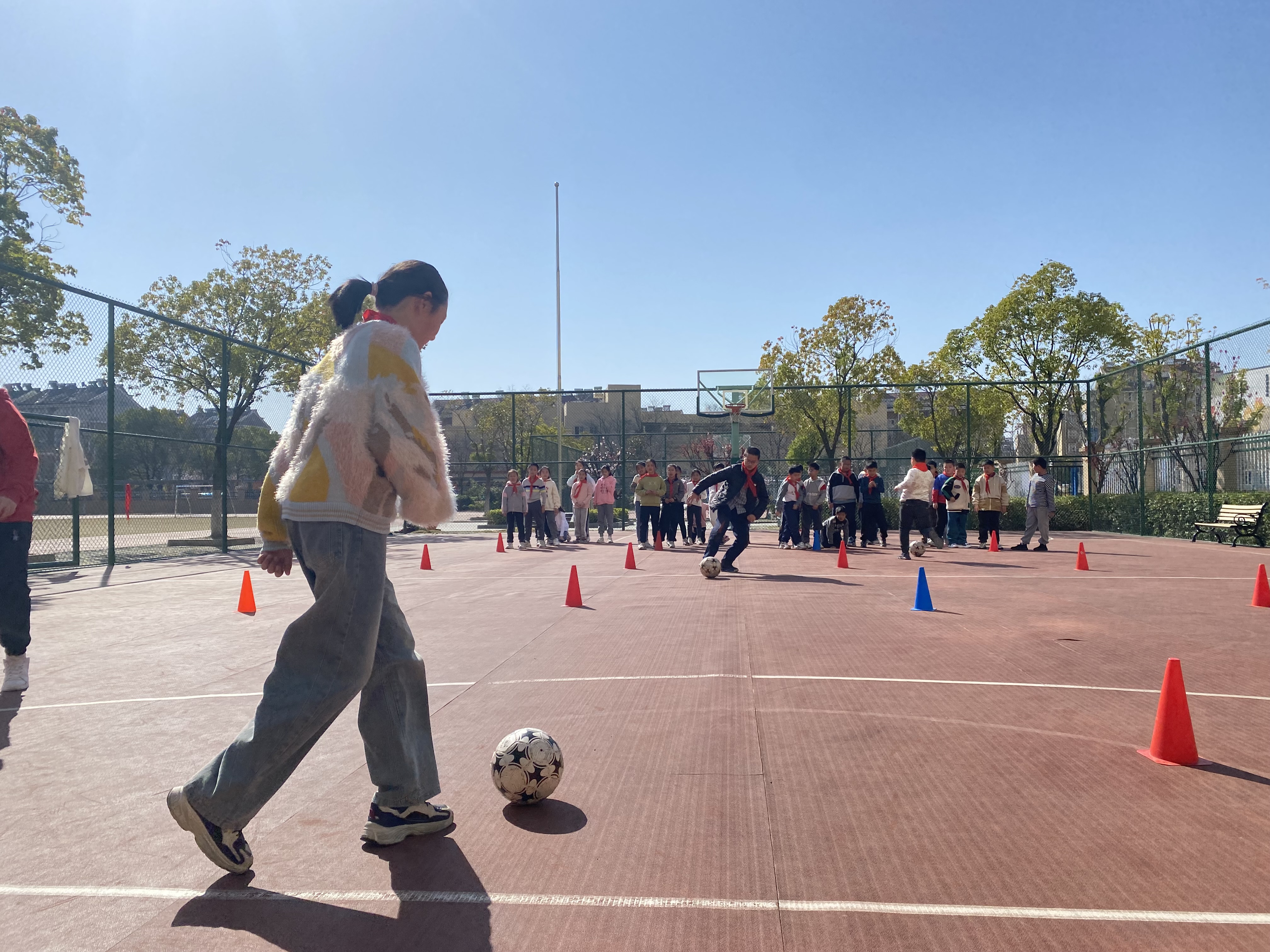 【星光摄小】（一月一赛）趣味足球，活力运动 ------摄山星城小学足球绕桩比赛